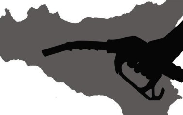 <strong>Benzina</strong>. In Sicilia i prezzi più alti d’Italia nonostante si raffini il 40% del petrolio