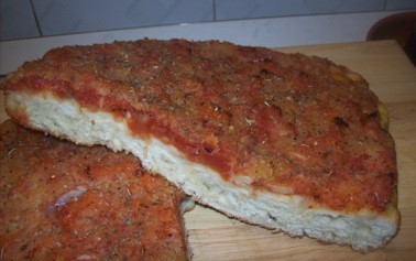 <strong>Sfincione Palermitano</strong>. “U sfinciuni”, di grande impatto visivo ed olfattivo, é uno dei classici della cucina palermitana