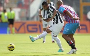 <strong>La Juve vince a Catania</strong> tra le polemiche