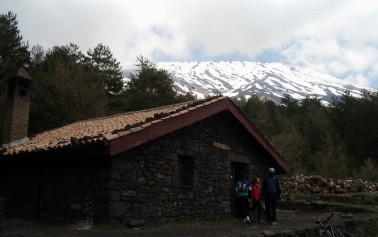 <strong>I rifugi dell’Etna</strong>. La calda accoglienza di Mongibello