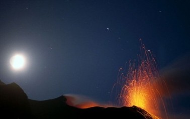 <strong>Lava e cenere dallo Stromboli</strong>. L’isola avvolta in una nube di fumo