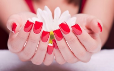 Smalti semipermanenti: come fare la manicure a casa