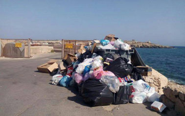 Lampedusa. Rifiuti invadono l’isola, il M5S Lampedusa-Linosa: “Continue emergenze, sfruttamento dei lavoratori e del territorio, e bollette salatissime per gli isolani”