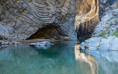 Risalire l’Alcantara per toccare la Storia. Il grande parco fluviale tra paesaggi e monumenti