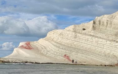 Scala dei Turchi imbrattata con polvere di intonaco di colore rosso